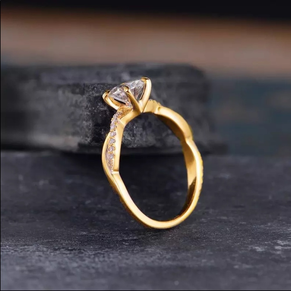 New Women’s Yellow Gold Diamond Beautiful Ring - Picture 3 of 5
